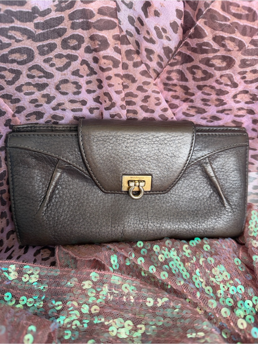 SALVATORE FERRAGAMO GANCINI BIGOLD LEATHER WALLET WITH GOLD HARDWARE